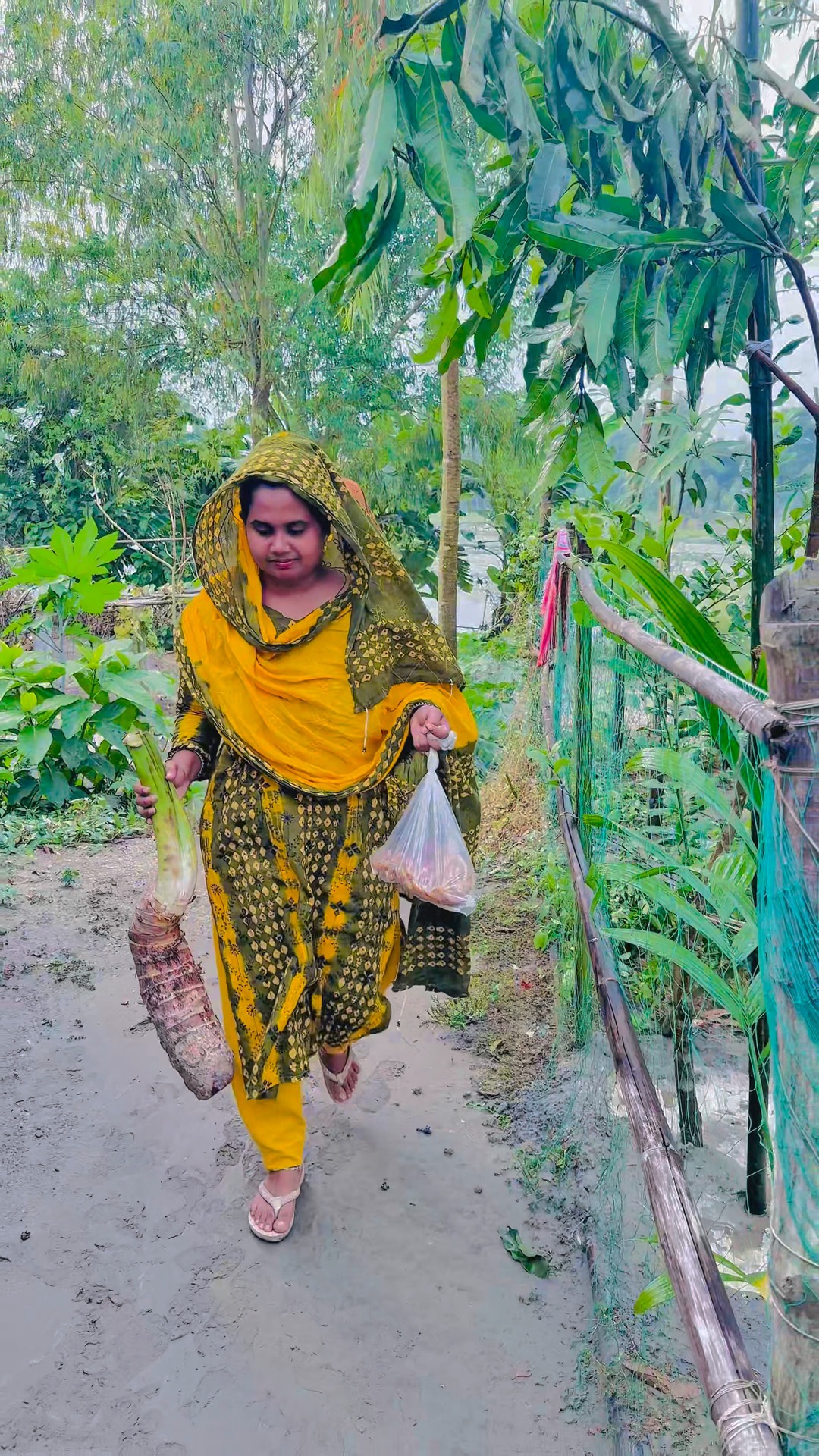 মা আমি দুজনে আজকে হাঁটে থেকে কাঁচা বাজার আর নদীর মাছ কিনে আনলাম🙂 নতুন ...