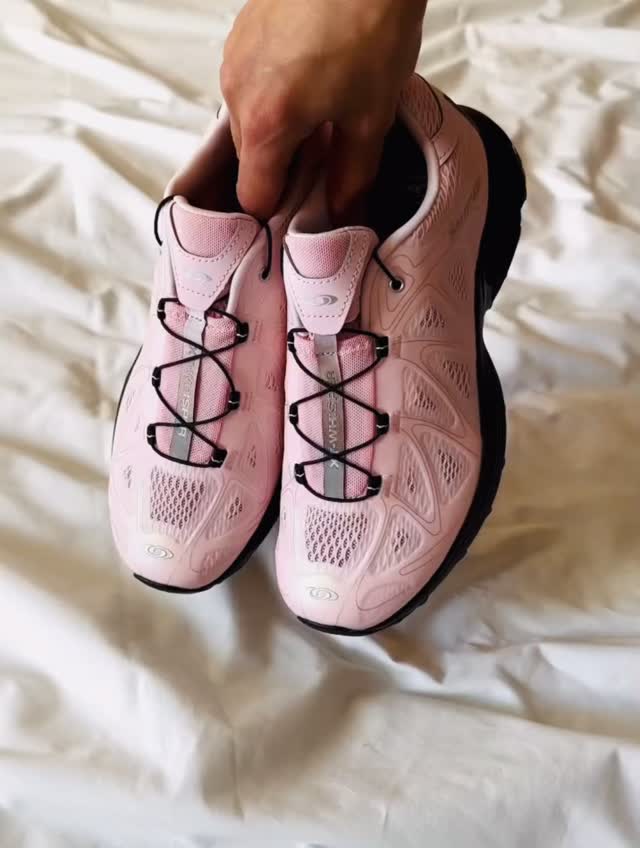 Salomon XT-Whisper Void in the colourway Ice Pink/Black