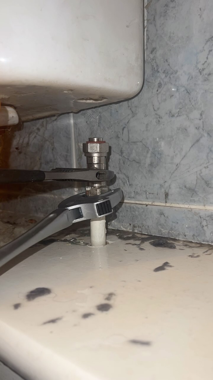 Toilet isolation replaced with a new inlet valve 🚽 #plumber #plumbing # ...