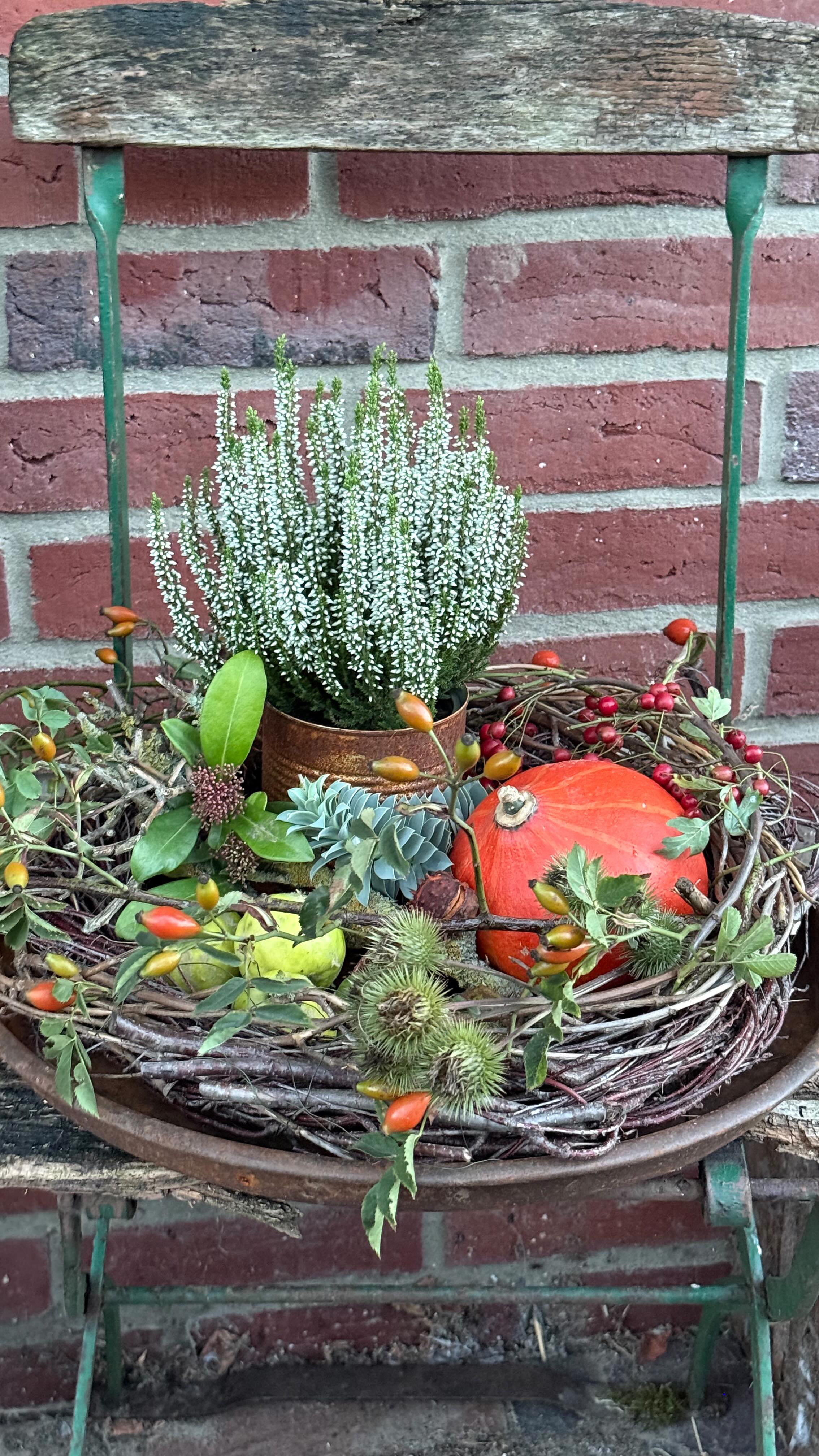 Schnelle Deko mit Kürbis 🎃…, Mit nur wenigen Materialien schafft ihr schnell eine einfache Herbstdeko. Nutzt dafür Naturmaterialien 🍂 aus dem Garten, z.B. Zweige, Hagebutten, Gräser oder sammelt