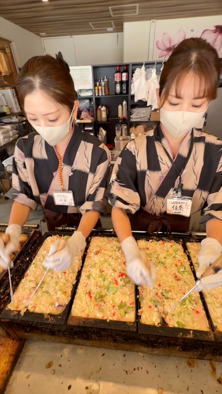 Japan's Famous Takoyaki Twins at Shikizakura Osaka, Nagoya