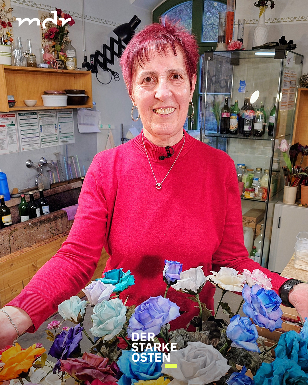 Viola ist Blümlerin und eine der letzten ihrer Art. 🌸 In Sebnitz stellt die 62-Jährige Kunstblumen her, wie es sie sonst kaum noch gibt. „Blümeln“ nennt sich ihr Handwerk. Früher arbeiteten rund 5.000