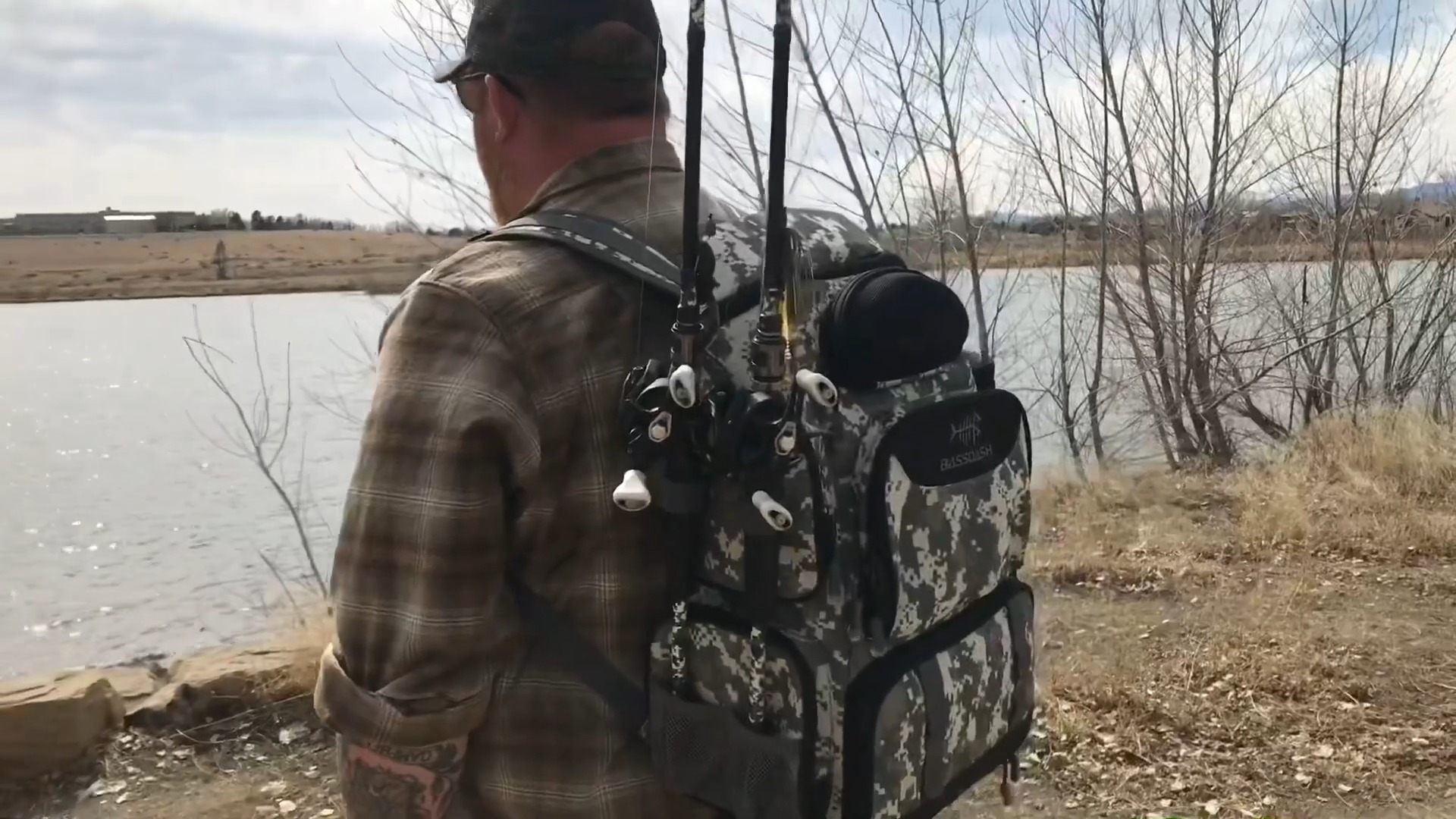 bassdash tackle bag Fishing Shoulder The backpack fishing tackle box with rod holders is also the perfect gift for budding fish to keep all their tackle. BASSDASH Fishing Hunting Wader Bag