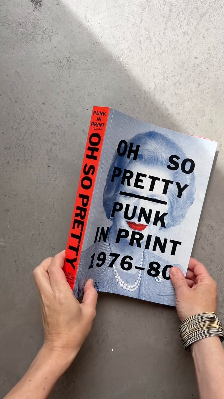 洋書 Oh So Pretty: Punk in Print 1976-80 ?media_id=1498782912081948&