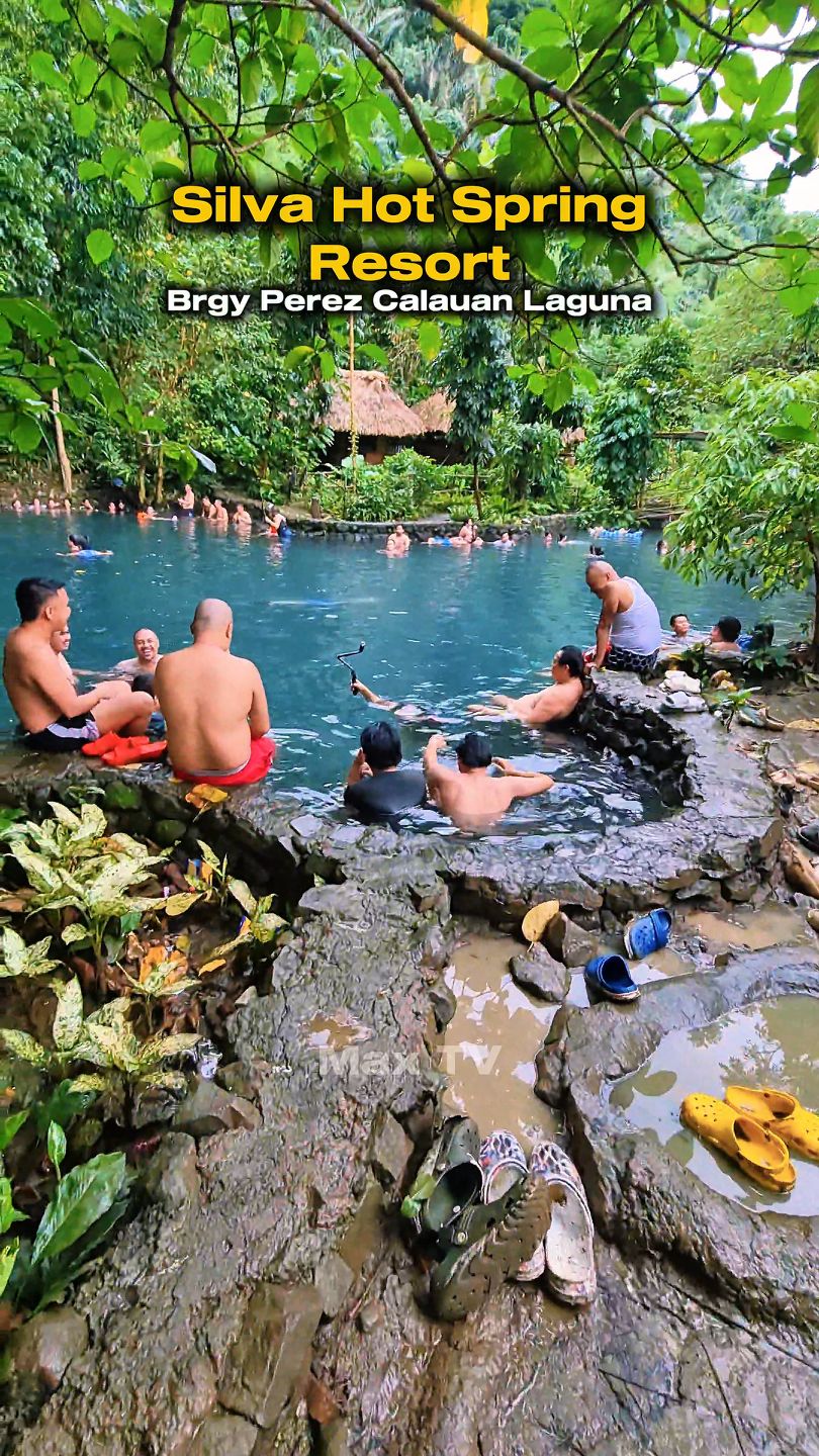 Sarap ng bonding ng magkakaibigan na ito, habang nakababad sa mainit na ...