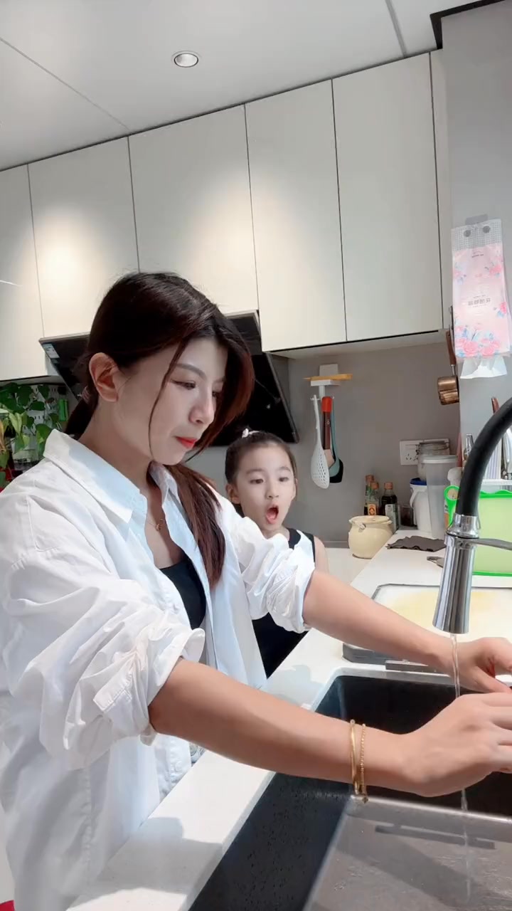 这次绝对是我大意了…… #拿捏父母的一百种方式 #人类幼崽的800个心眼子 #暑假倒计时 | 米迪小可爱 | Facebook