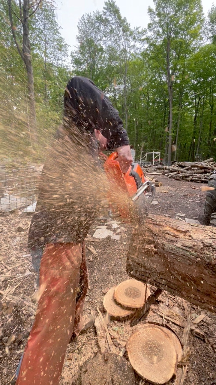 Husqvarna 564XP Fuel Injected Chainsaw Raining Chips!! #husky