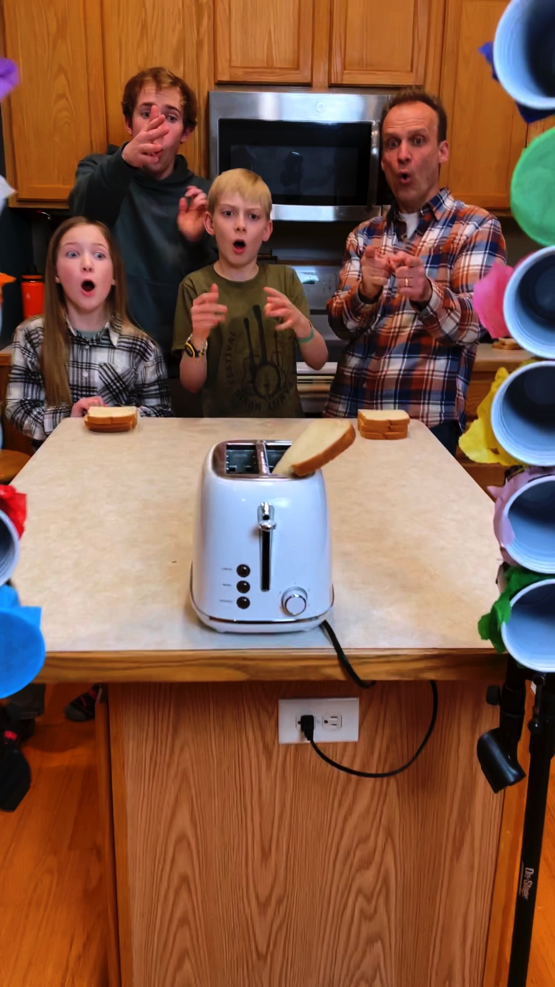 Toaster Toss Family Game 🍞 Kids, Dad, and family play a fun party game ...