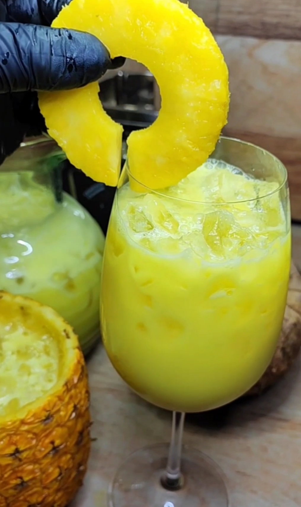 Preparemos piña colada con licor, leche de coco y piña #fblifestyle ...