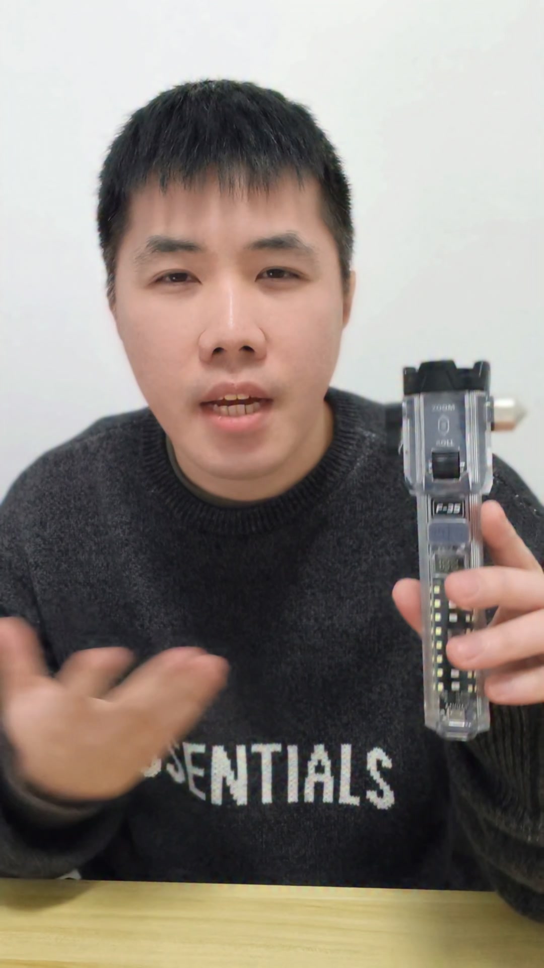 團購開跑｜只要台幣兩百多就能得到 多功能戶外變焦手電筒！ 一支在手，照明＋安全＋緊急救援全搞定！ 功能亮點 -LED數位顯示：電量狀態一目了然 ...