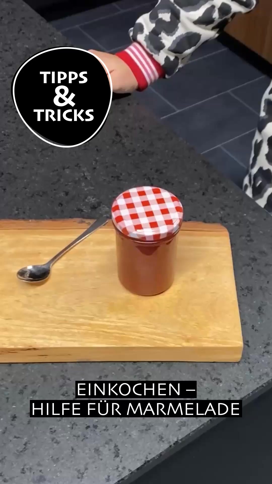 Marmelade zu flüssig geworden? 😱 Keine Sorge! Einfach nochmal aufkochen, Geliermittel dazu und 5 Minuten bei 80°C köcheln lassen. 🍓 Danach in sterilisierte Gläser füllen – fertig!, So wird’s wieder