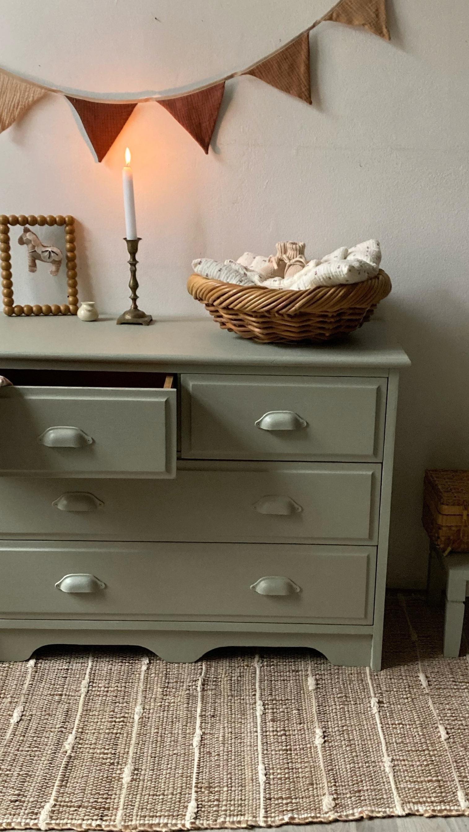 Hej Lene 🤍 Neu verfügbar im Shop, Ihre Größe ist perfekt fürs Kinderzimmer oder auch in der Diele für Mützen & Co., Maße: Maße: B 85 cm | H 65 cm