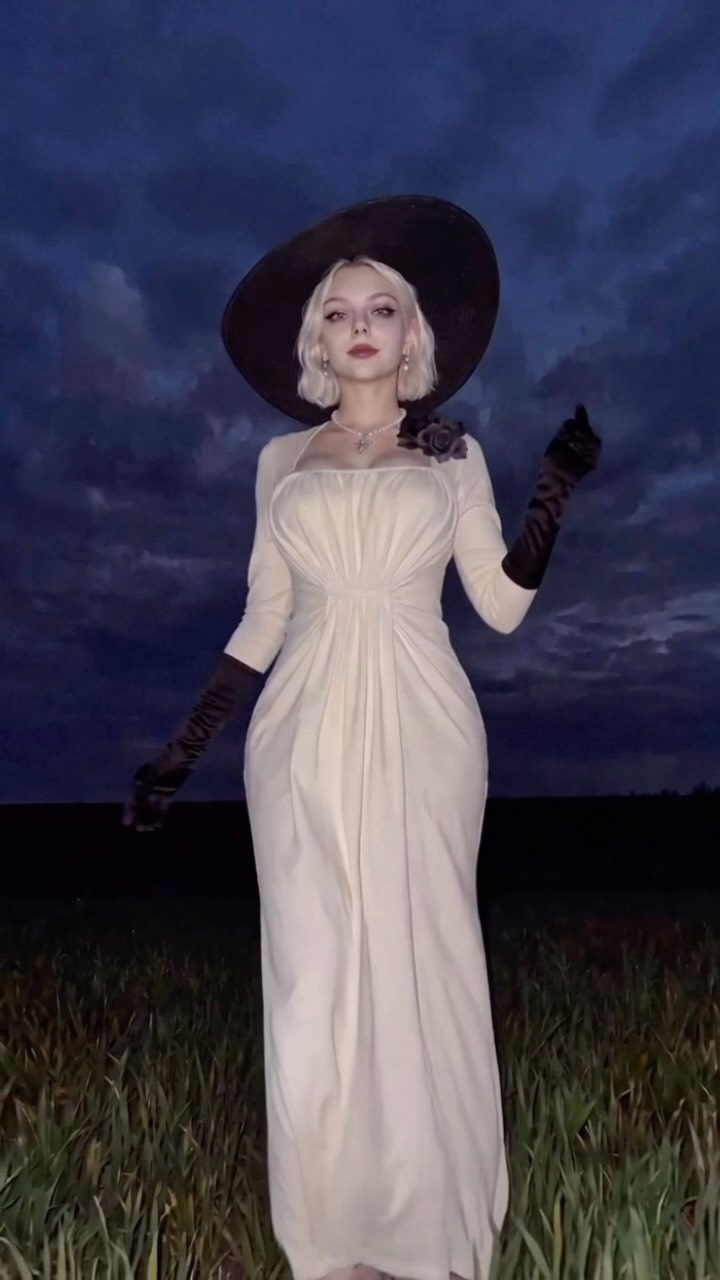I just really love this little clip of my Lady Dimitrescu cosplay. It's so spooky!!! If you want to make a cosplay like this for yourself, then be sure to check out