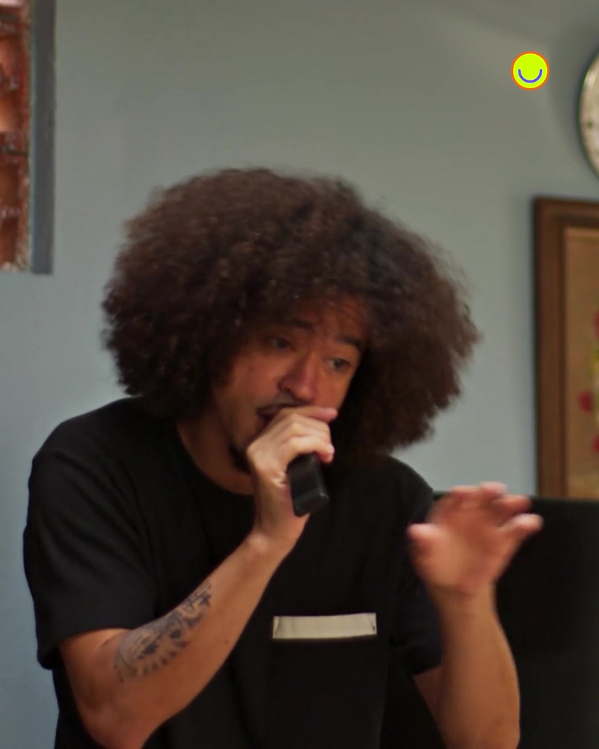 Ryan rima junto com as crianças enquanto Yara o observa com carinho ...