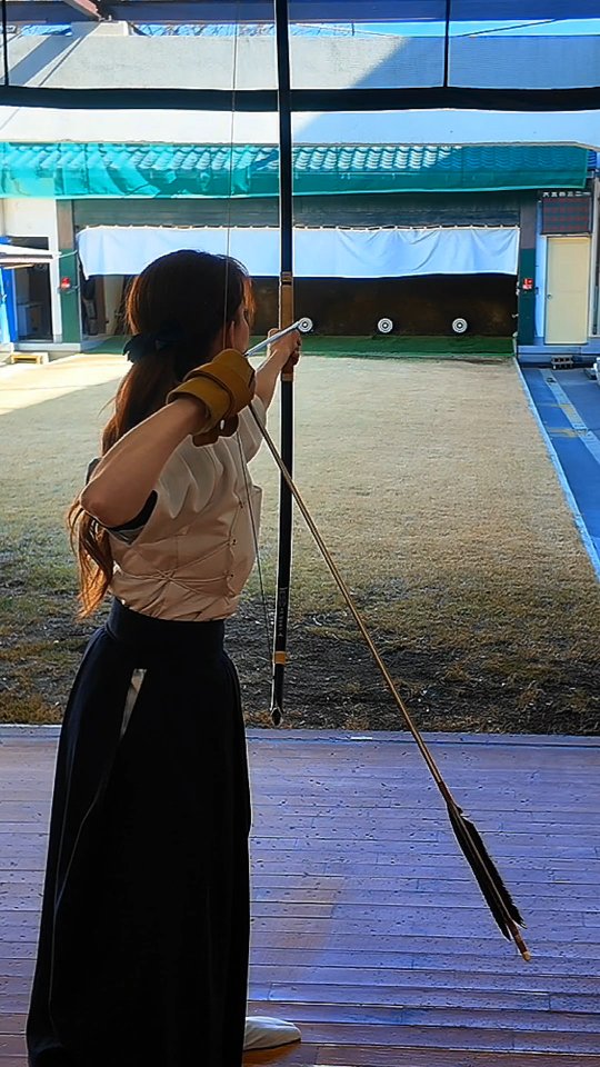 Happy Friday everyone , A video from my daily kyudo practice in Urawa, Saitama City , さいたま市浦和の道場です日常お稽古の様子, I get many DMs asking about kyudo, so I made a quick bullet point video,