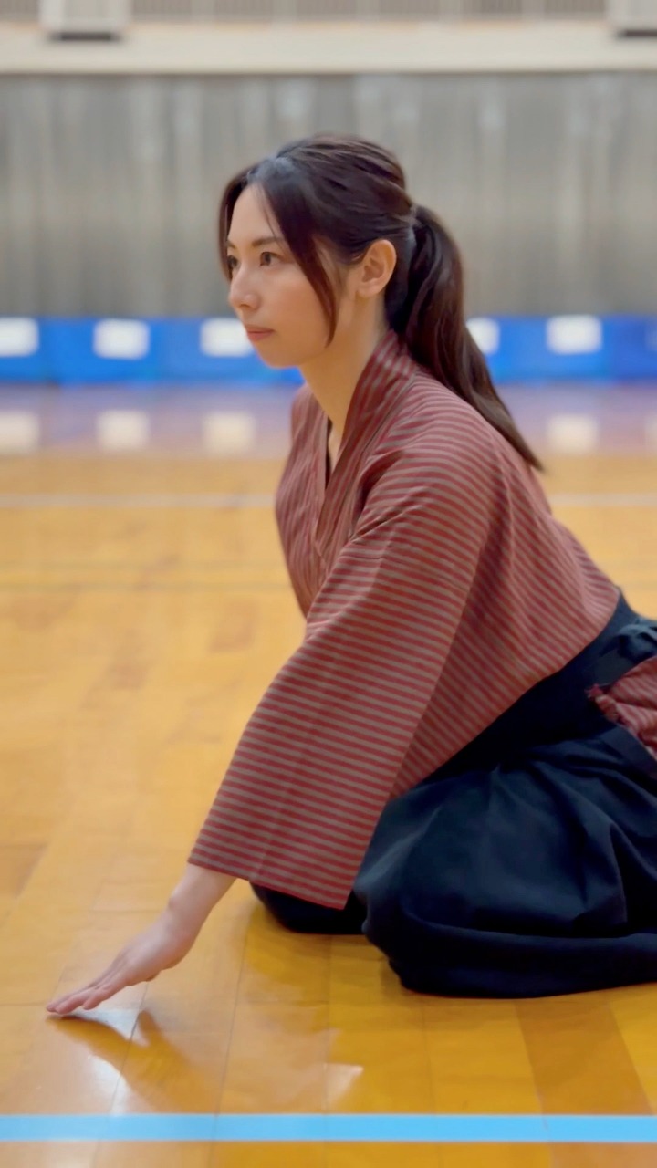 お辞儀Ojigi” is the traditional Japanese bow. It expresses respect