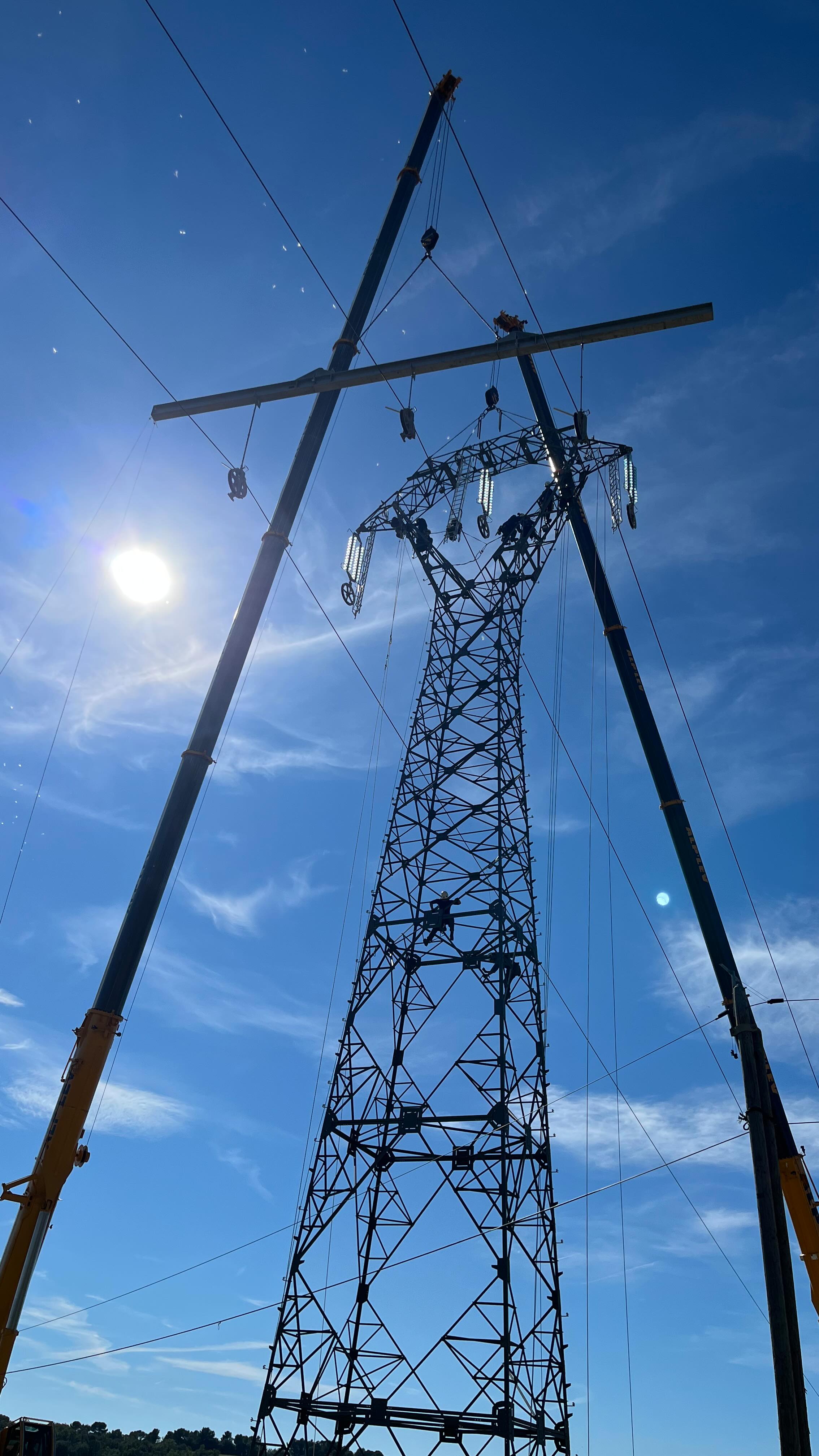 Remplacement d’un pylône 40 mètres ! Assemblage du pylône , dépose de l ...