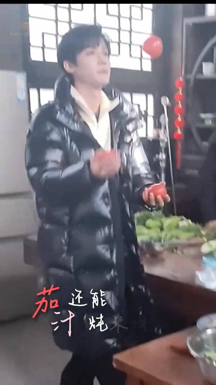 20250401郑业成出场让人移不开眼~ 茄汁都能炖米线，夜雨春韭澎湃间， 炊烟驱走凡尘事，吃喝不负老神仙。 葡萄美酒破阵乐，将军百战食为天 ...