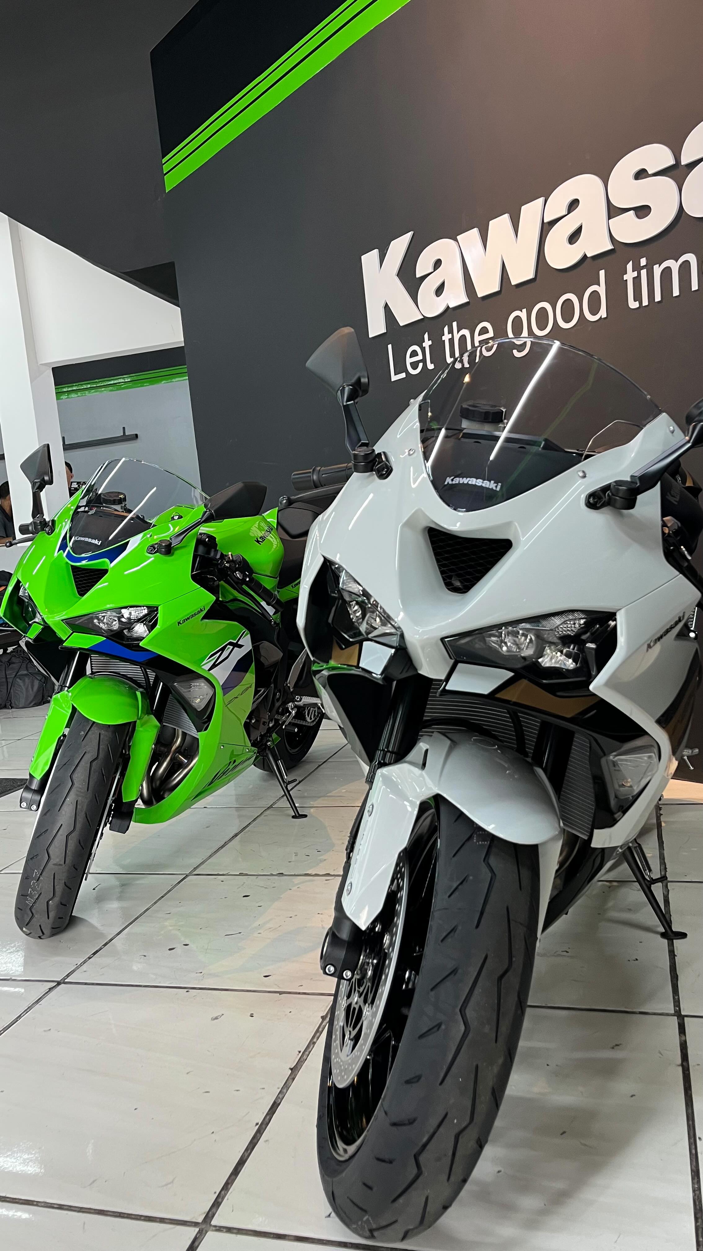 Qual combina mais com você? 💚💙Verde Kawasaki: atitude e tradição