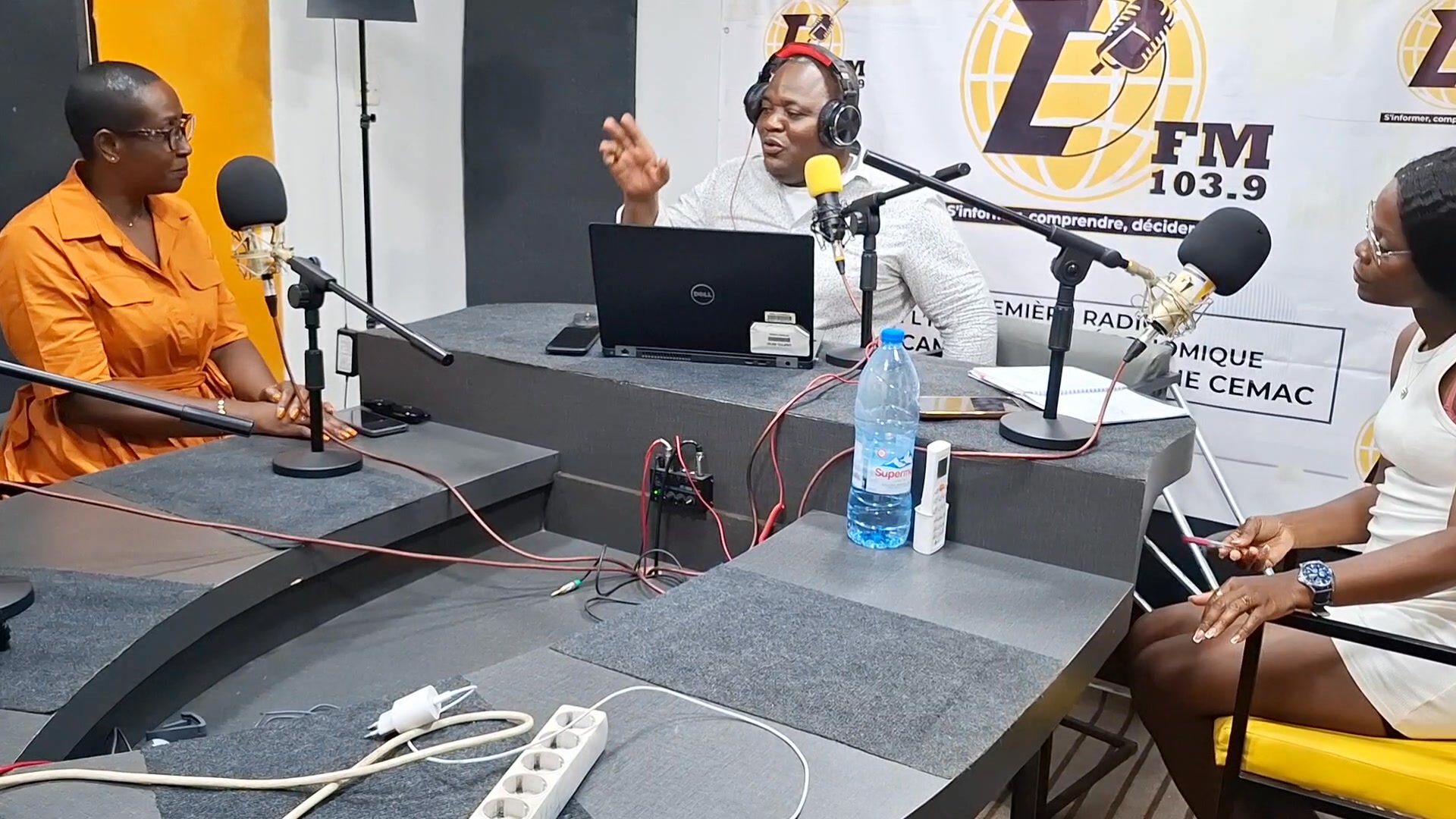 🎙️ Invitée spéciale sur DFM Radio – Couleurs de Fêtes 🎙️ Hier, j’ai eu ...