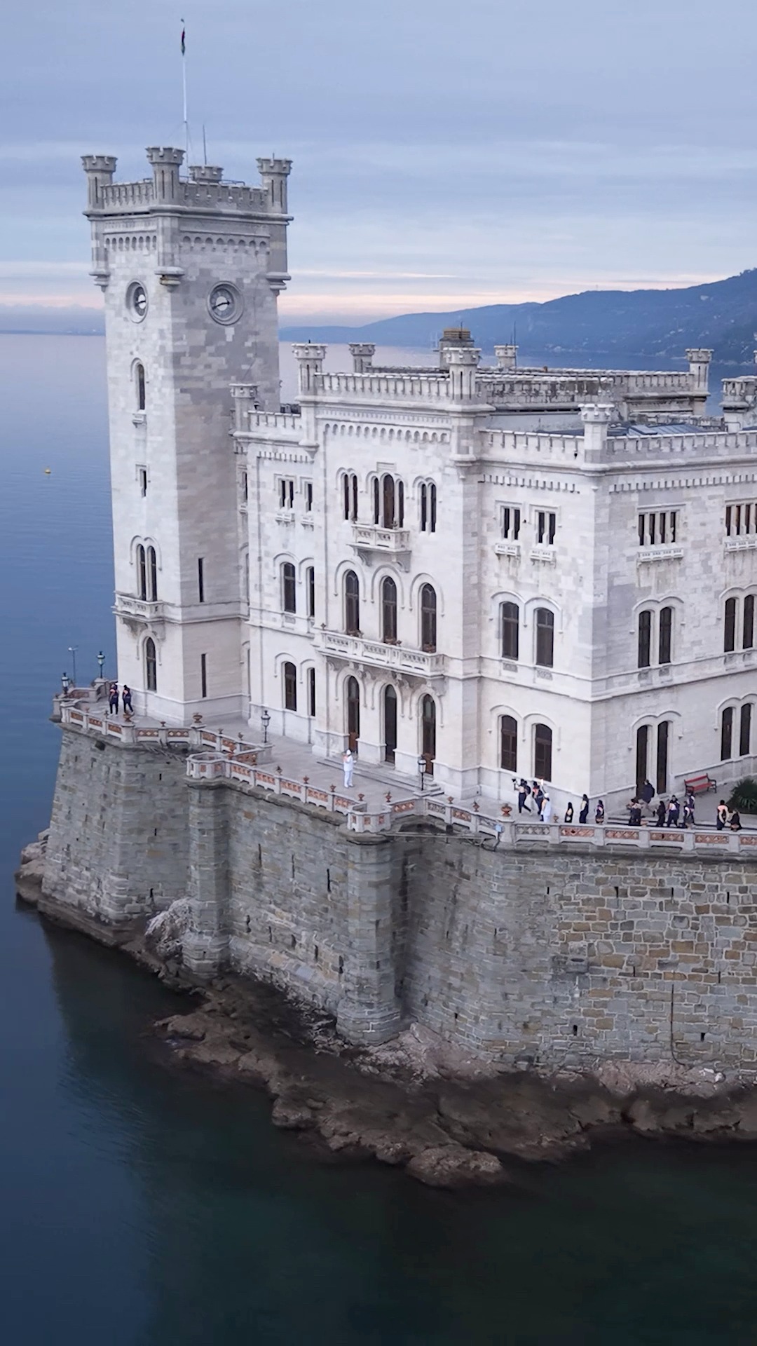 🏰 La brezza marina del Golfo di Trieste, il suono delle onde, il ...