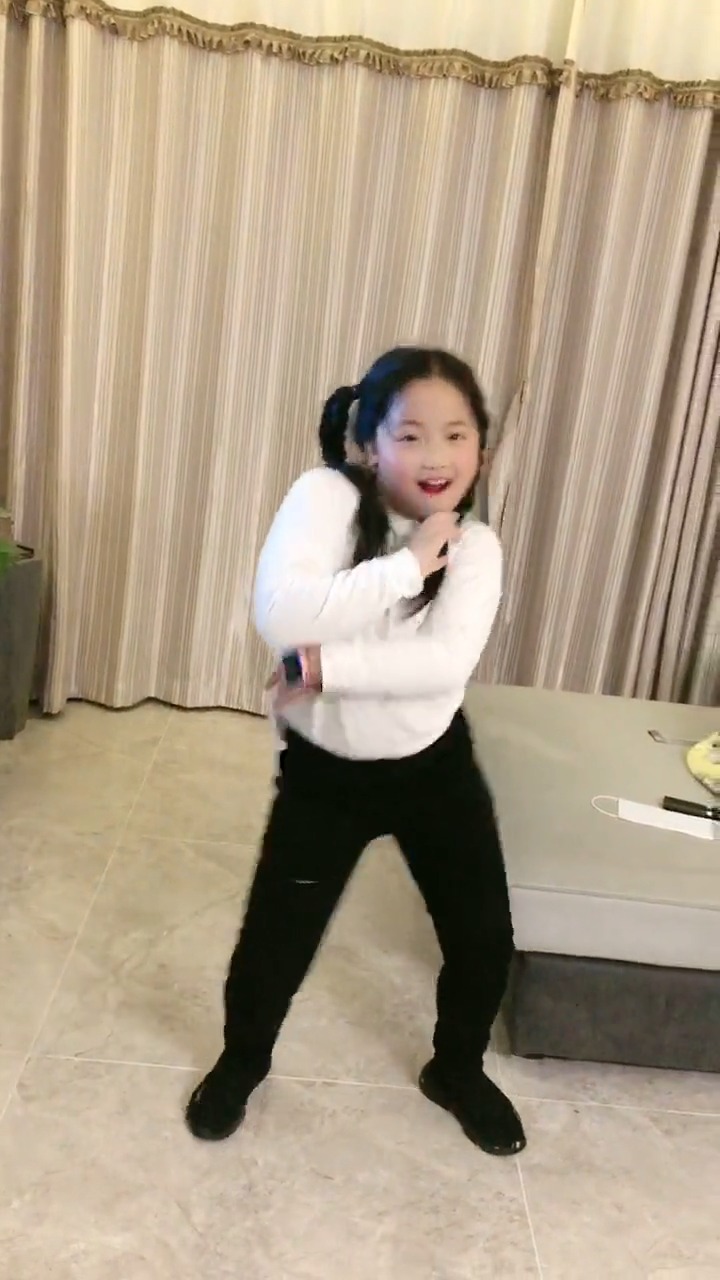 你跳舞的時候最美😂😂😂#愛跳舞的小姑娘 | 瑞琪组合 | Facebook