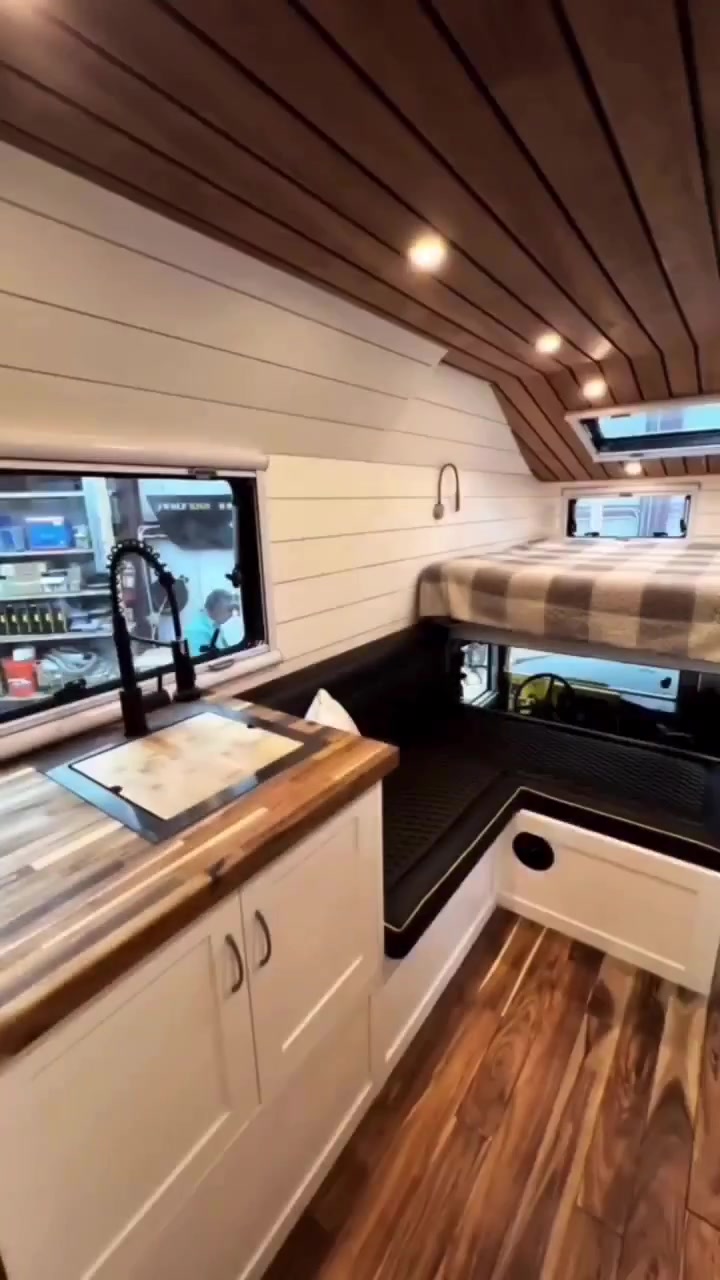 Hummer H1 Camper Conversion by @wolfrigsusa 🤩 Would you take this over ...