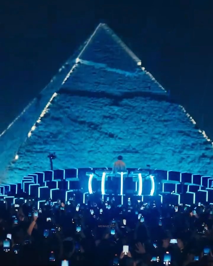 Tiësto playing his iconic remix of Delerium’s ‘Silence’ feat. Sarah ...