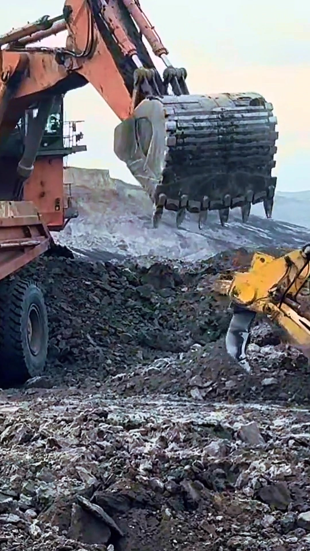 A Hitachi ZX690LCH-7 moving mountains with ease at Steinexpo 2023