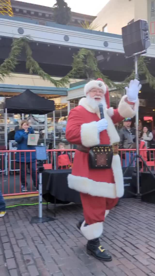 Get Your FREE Holiday Photo with Santa! 🎅 Santa is coming to Pike Place ...