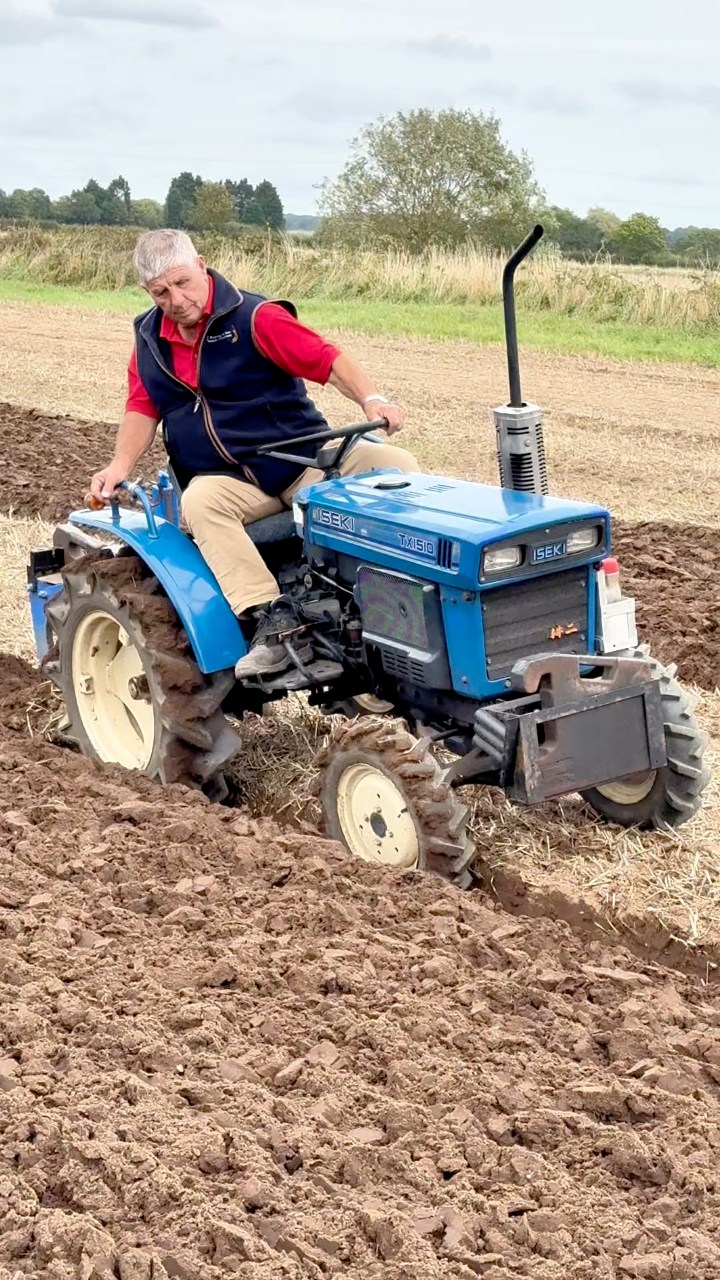 BLACKSTAR TRACTOR RYO INOUE BLACK STAR 青 Iseki TX1510 garden tractor competing at the North Notts ploughing
