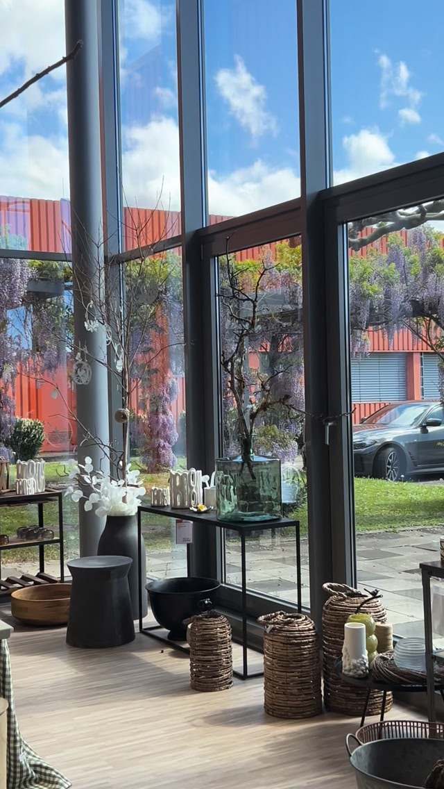 Frühling ist die schönste Jahreszeit – auch Zuhause! 🌸✨ Lass dich von unseren neuesten Frühlingsdeko-Ideen inspirieren und bring die Blütezeit direkt in dein Wohnzimmer. 🌿, 👉 Welches Deko-Stück ist