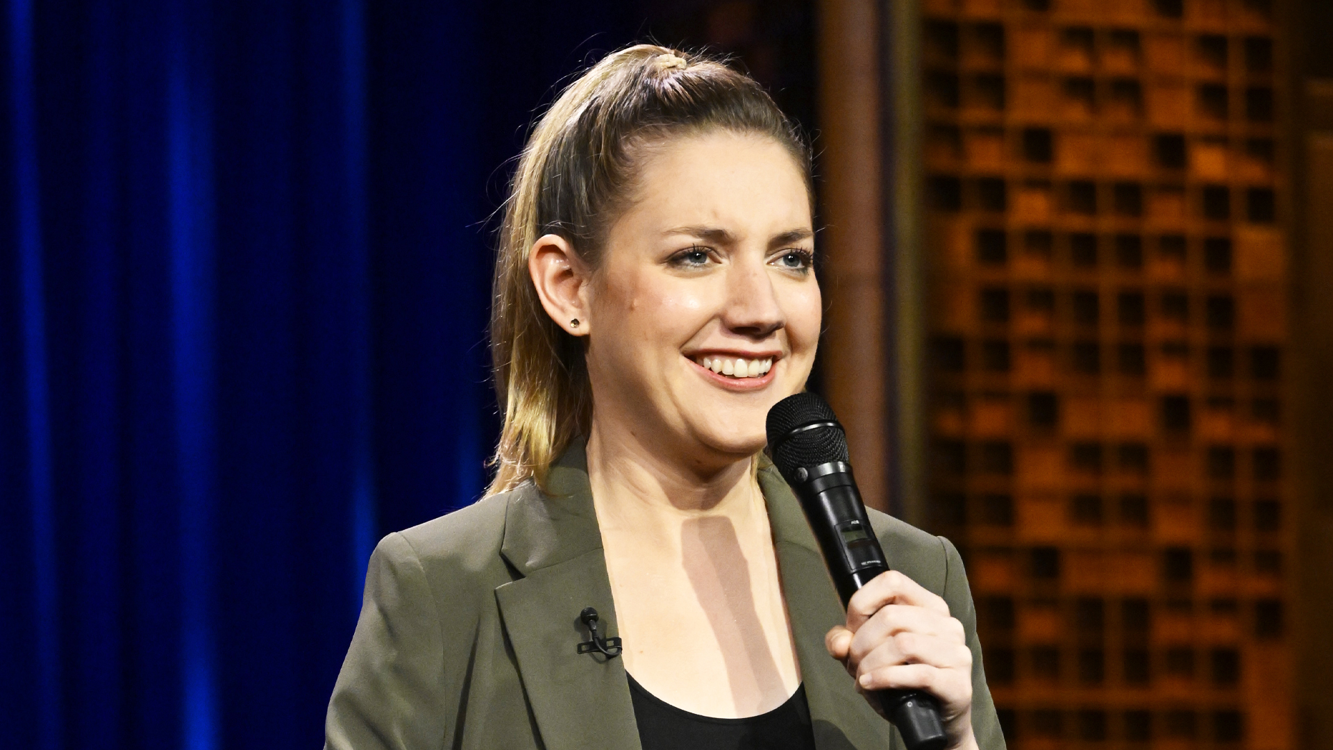 Isabel Hagen performs stand-up comedy while playing the viola. | The ...