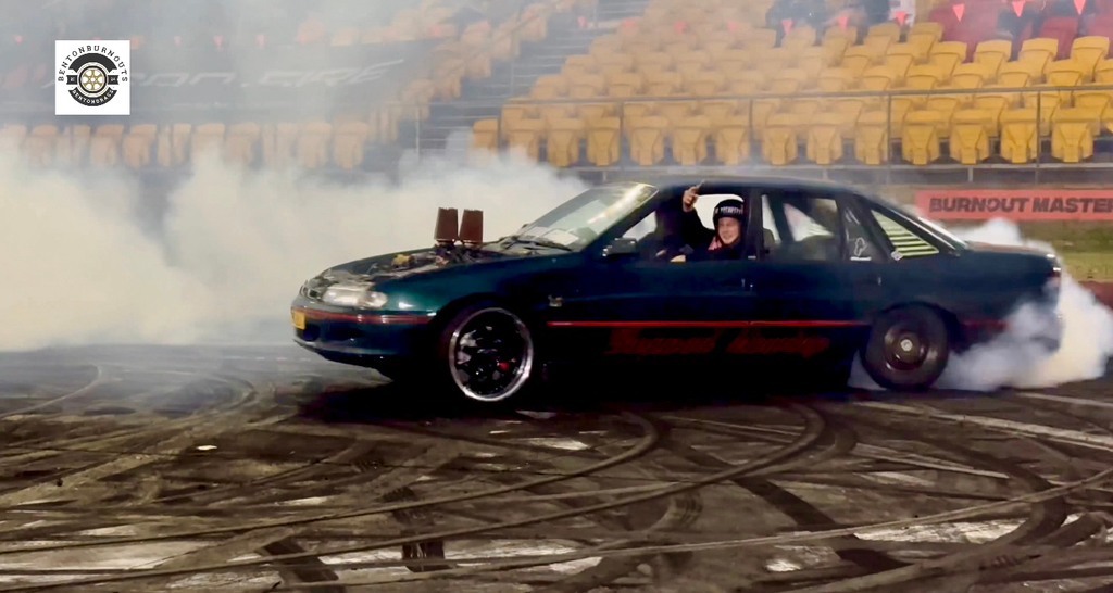 BELTED burnout at MIDWEEK MAYHEM brought to you by Sydney Dragway 15/10 ...