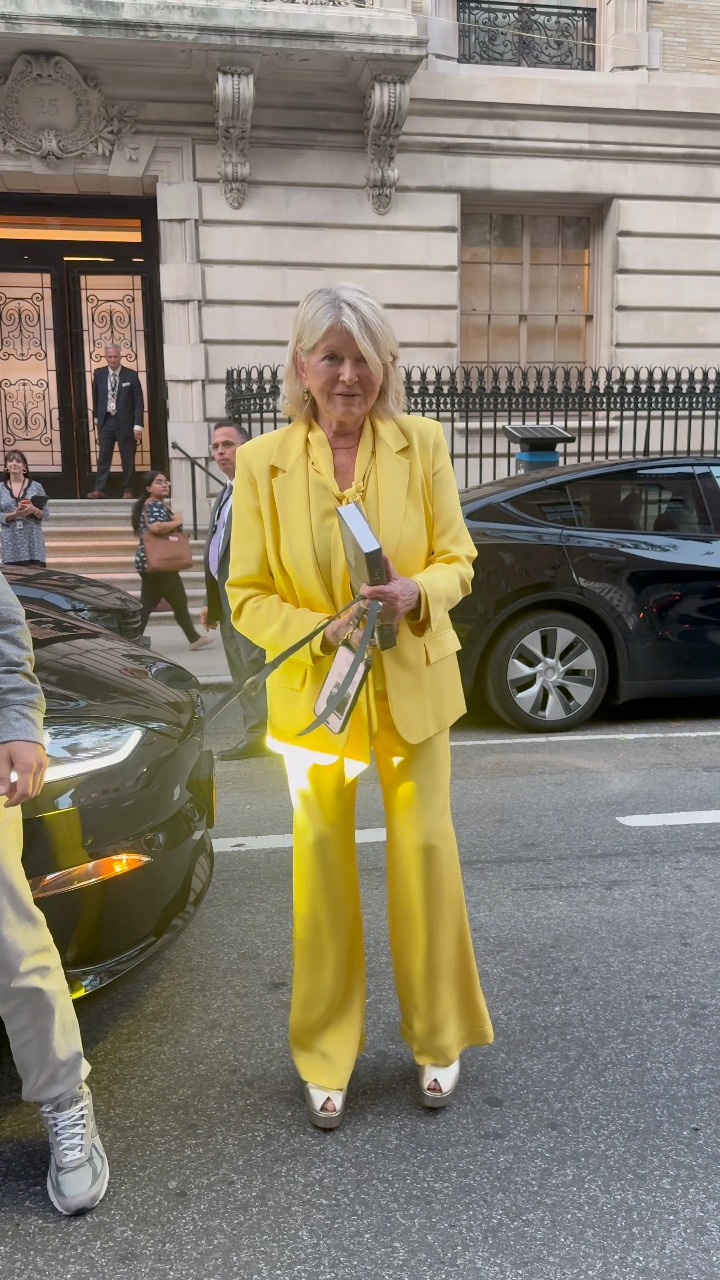 Martha Stewart, 84, with a very elegant outfit at NYFW | Pichichipixx