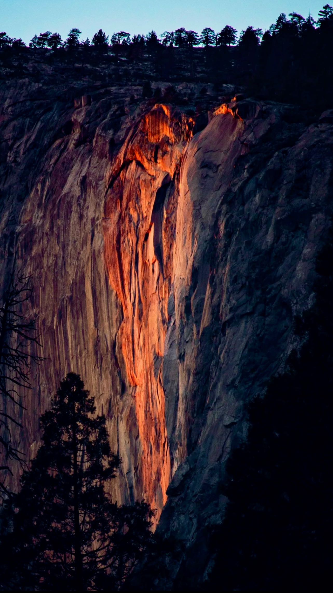 Here’s a look at the realtime Firefall conditions tonight in Yosemite ...
