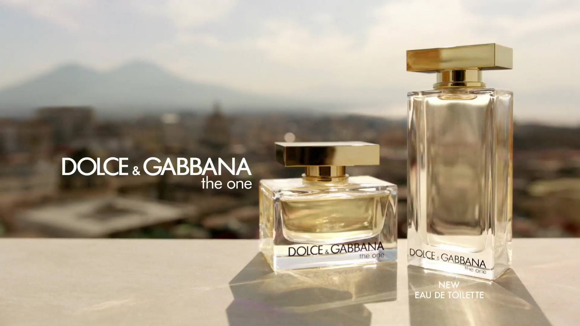 Dolce&Gabbana The One EDT – az új női illat. Üde, érzéki, ízig-vérig olasz. Egy világ, ahol mindenki az egyedüli „The One” lehet! Éld át az igazi „dolce vita”-t Emilia Clarke-al egy nyüzsgő, nápolyi