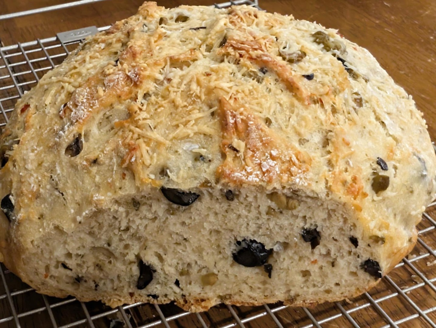 Olive and Parmesan Bread 🫒 Easy No-Knead Olive Parmesan Bread Okay ...