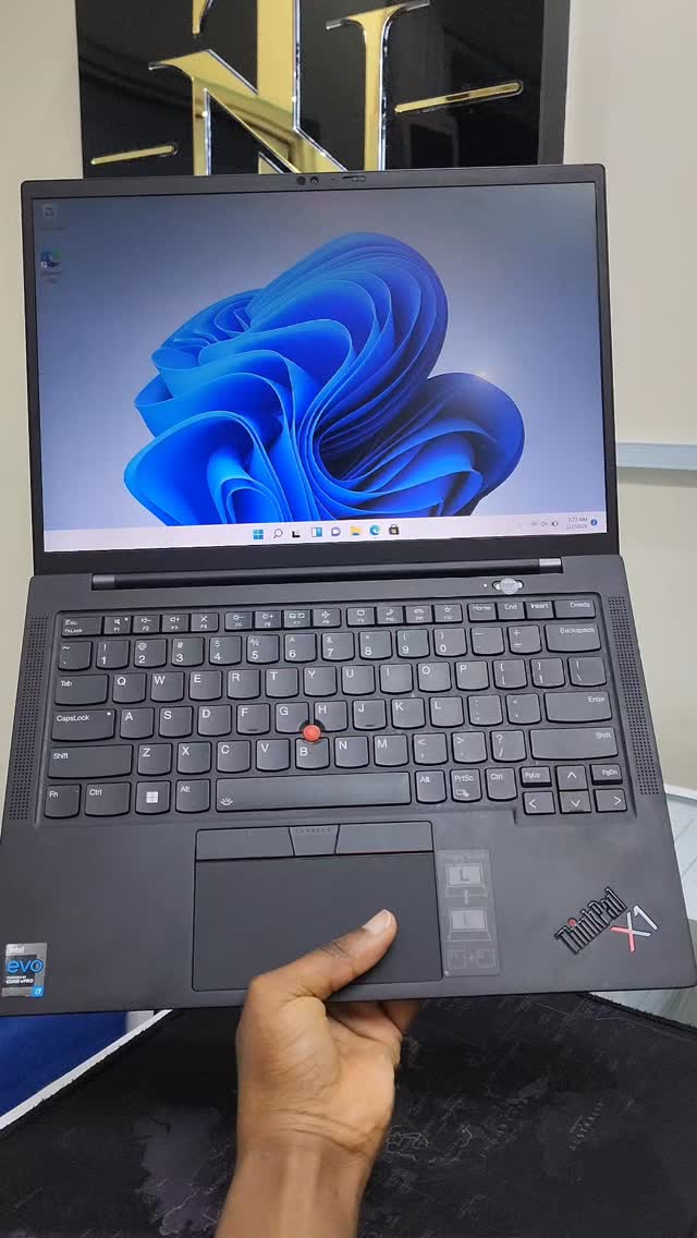 Lenovo ThinkPad X1 Carbon Gen 9 (11th Gen) — Core i7-1185G7 | 16GB