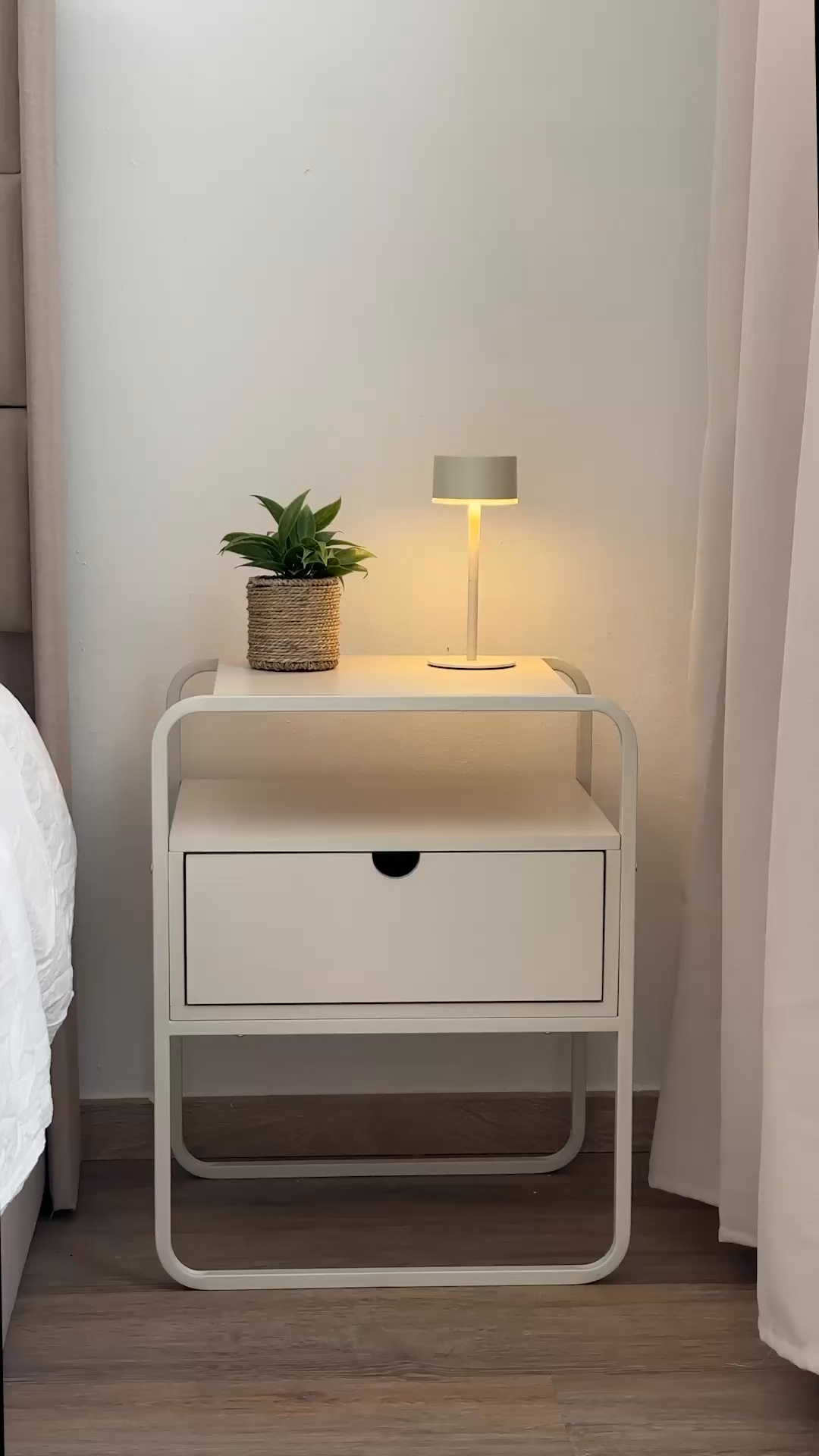 Wie schön ist dieser Beistelltisch bitte? 😍, Egal, ob fürs Wohnzimmer, Flur oder als Nachttisch