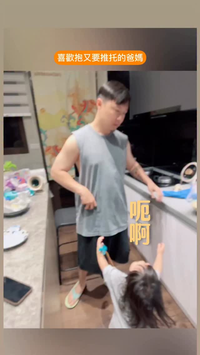 本來很討厭抱抱的里幹事 現在變成抱抱狂魔😂😂😂 目前快要14公斤 真的無法抱太久 只好推託給泡麵！！😂😂😂😂 然後泡麵再來碎念我😂😂😂😂 #邪 ...