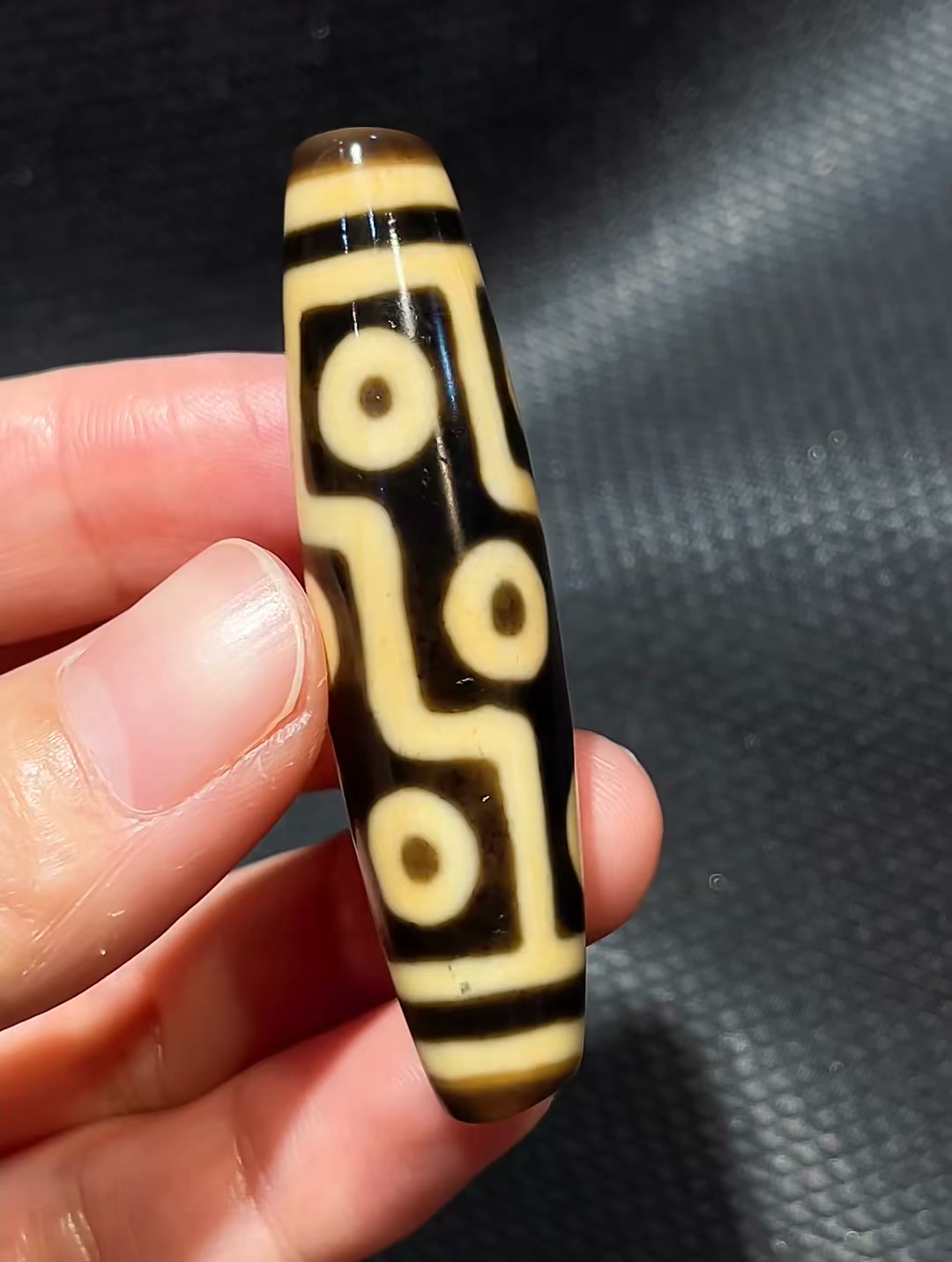 张奎牙黄佛心九眼天珠，尺寸：54.1*13.2mm、品相漂亮， 结缘价💰RM260