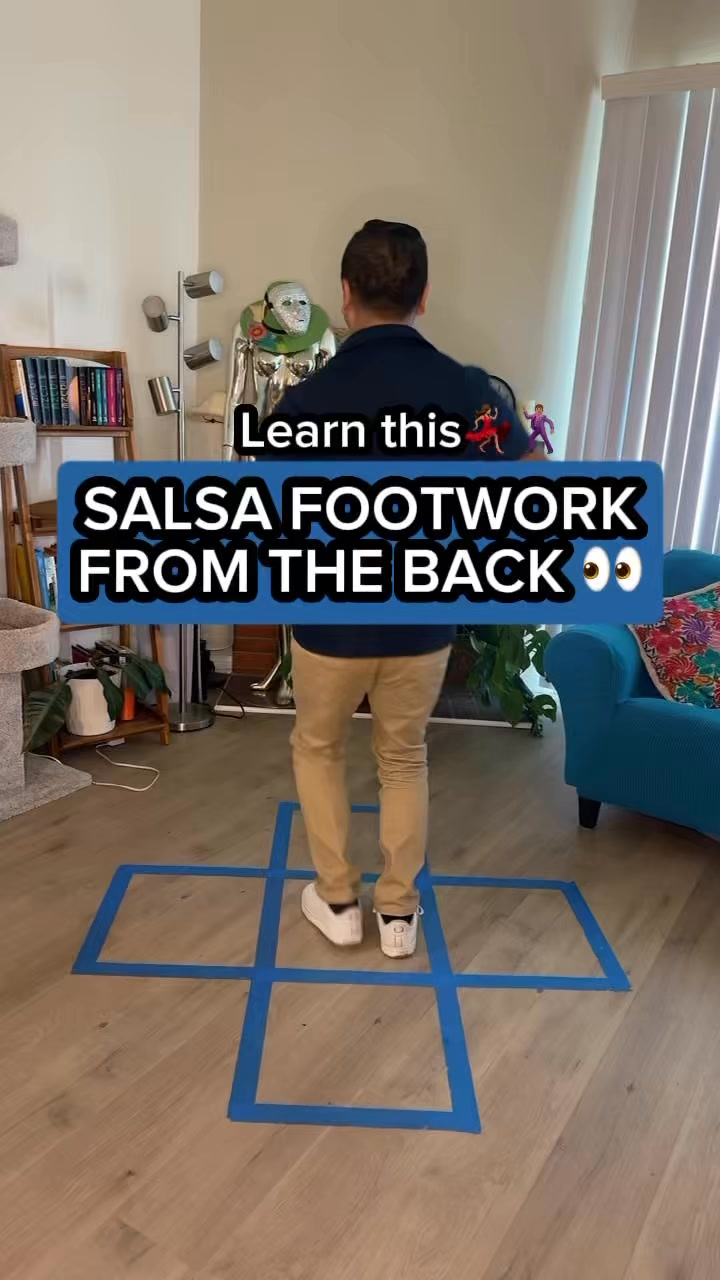 👇🏾Learn the salsa footwork from the back. Follow my feet and clean up ...