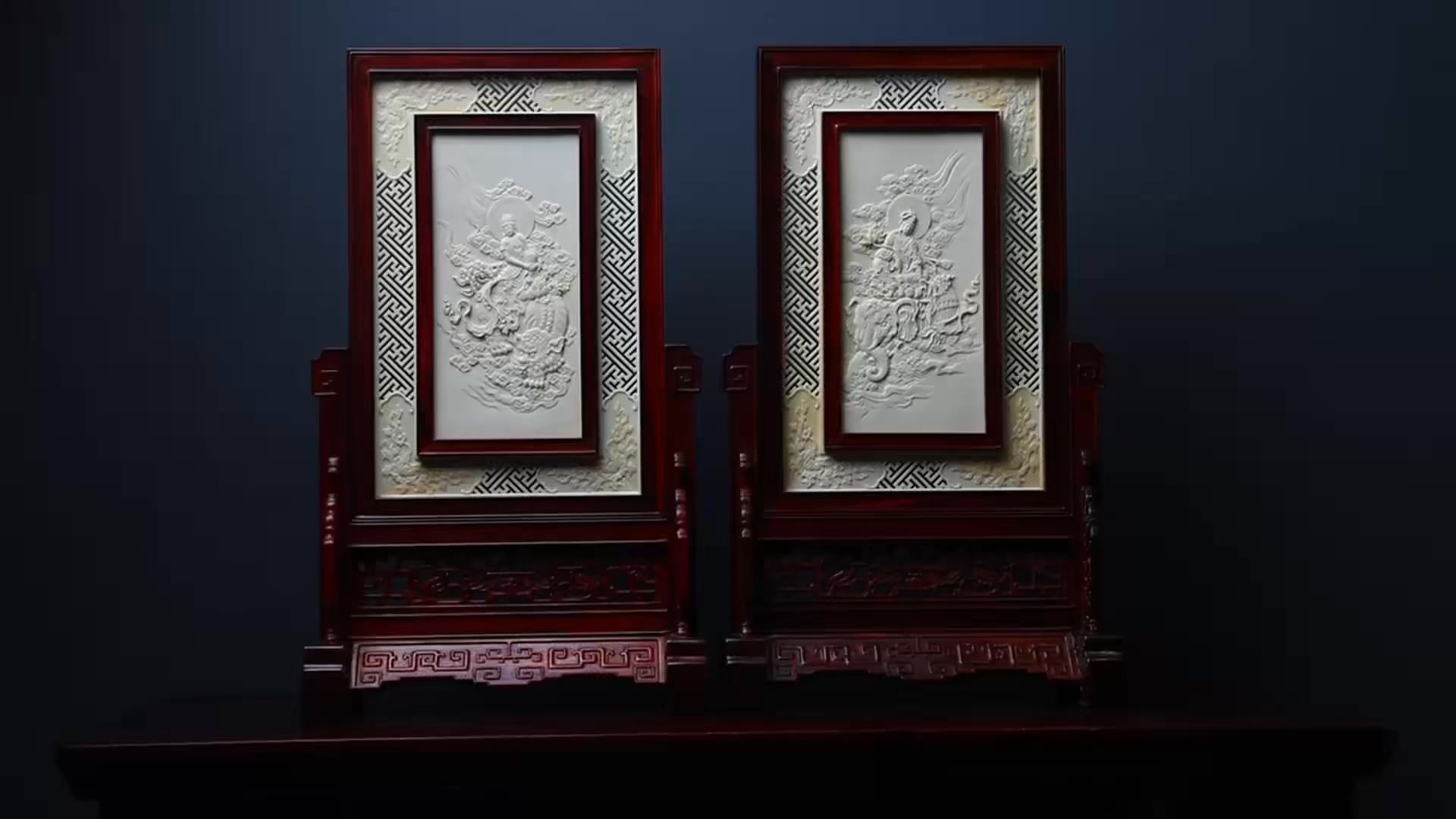 文殊普贤插屏｜紫檀猛犸外框为小叶紫檀木，采用高镂空浮雕技法，生动