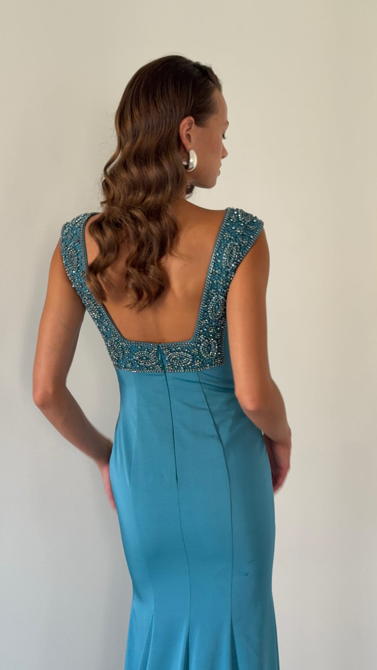 Crimson drama, sleek turquoise elegance, or bold cobalt feather details? Every single one brings the glamour. ✨, Dresses: 1JG7, 1J05, 1J48 | Marfil Barcelona