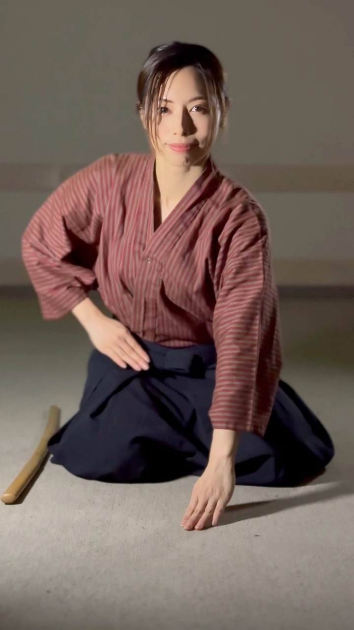 お辞儀Ojigi” is the traditional Japanese bow. It expresses respect