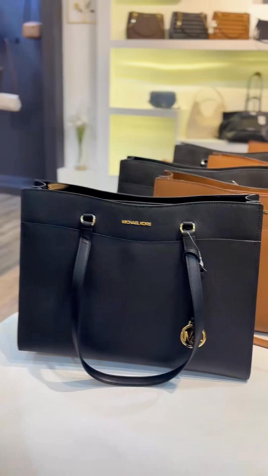 jet set saffiano travel tote bag black Michael Michael Kors Small Leather Top-Zip addressing the needs of the modern individual who demands both form and function Michael Kors Jet Set Travel