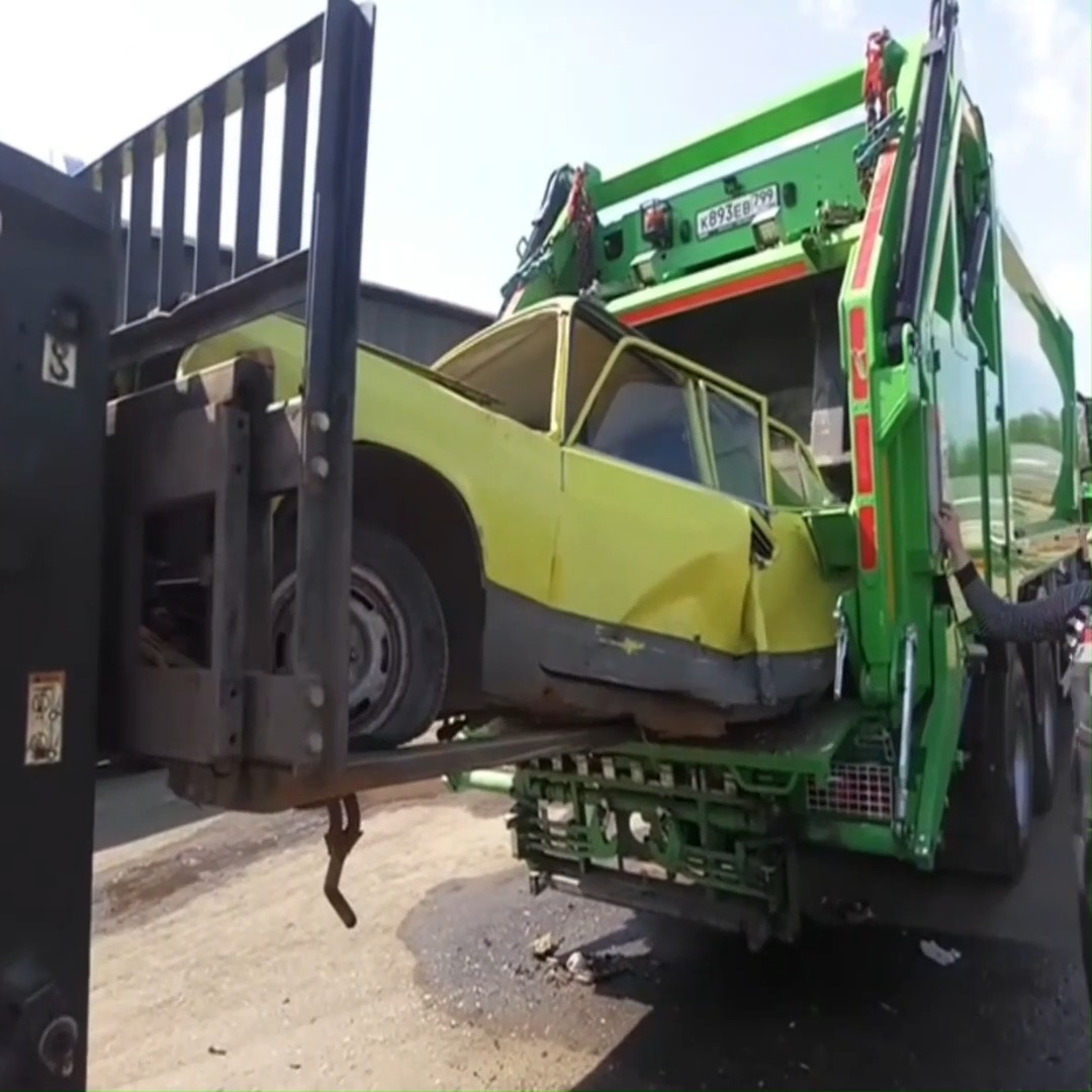 Unstoppable Force - Inside the World's Most Powerful Garbage Truck ...