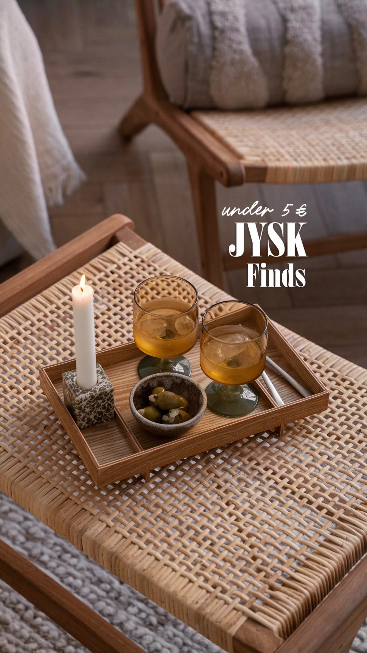JYSK Finds - under 5€ | August 2026 🤎, 1. Wasserglas „ISAK“, dusty grape - 3,00€, 2. Schmuckschale „STUGUN“, Muschel, off-white - 4,00€, 3. Kerzenständer „OTTO“, Glas, braun