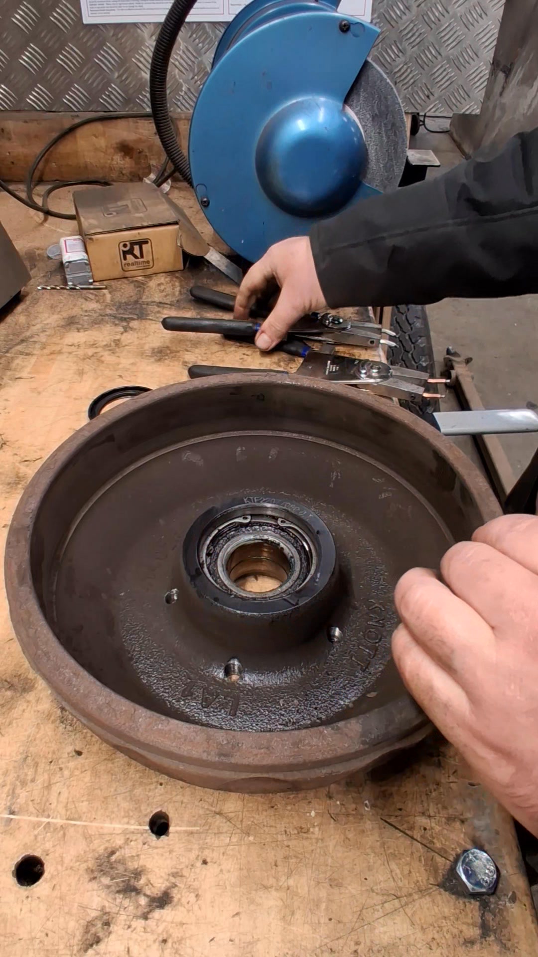 Changing a sealed bearing in a trailer or caravan hub. This is the same ...